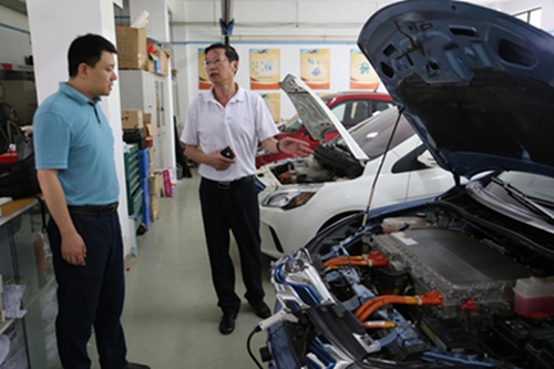 比亚迪新能源汽车“精诚英才”校企合作项目组来我校进行实地考察