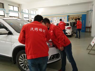 武汉汽车美容培训学校老师教你如何区分汽车漆面划痕程度