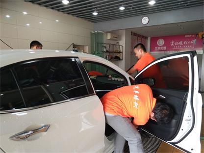 老师带学生进实体店实践